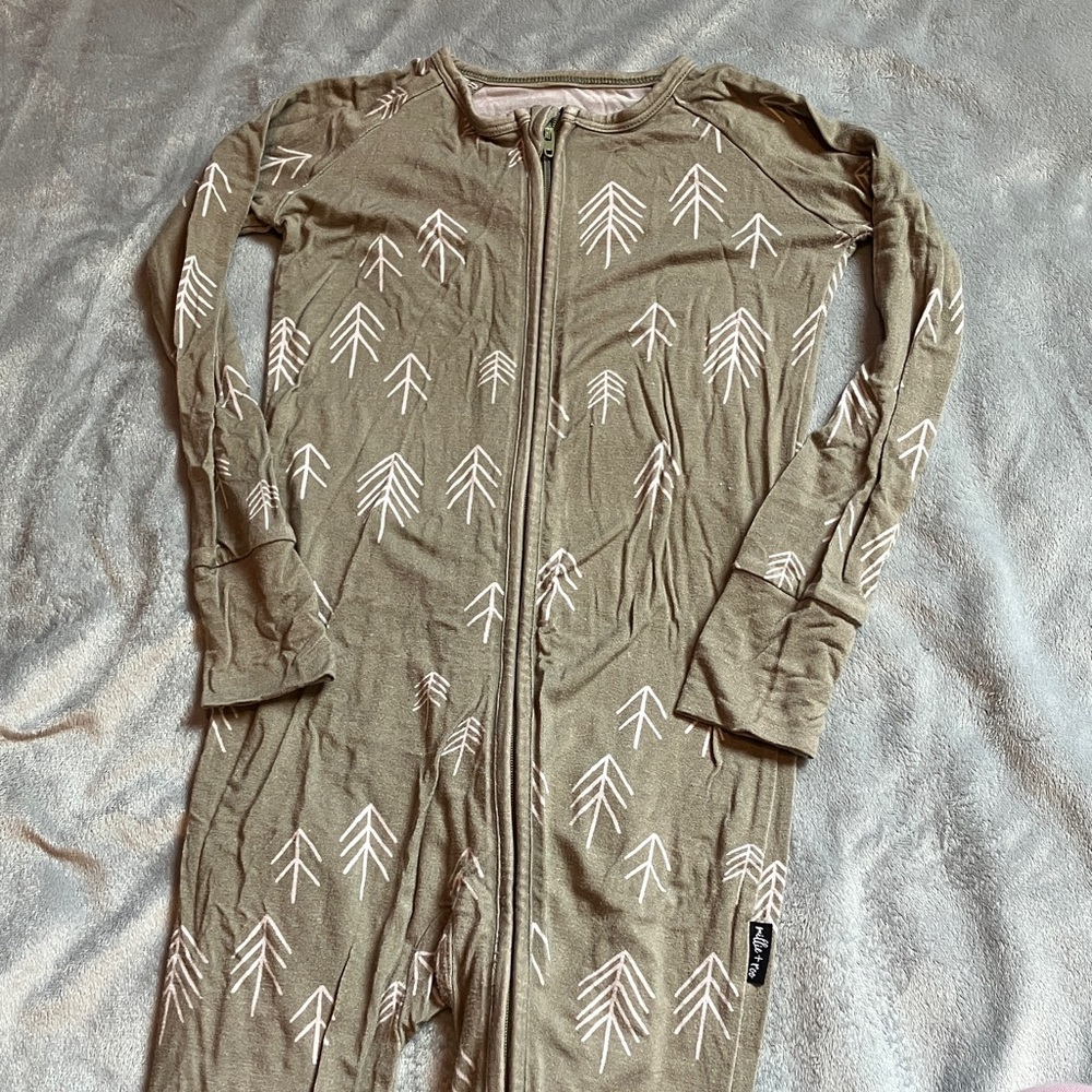 Millie & Roo Green Zip-Up Onesie with White Arrow Pattern
